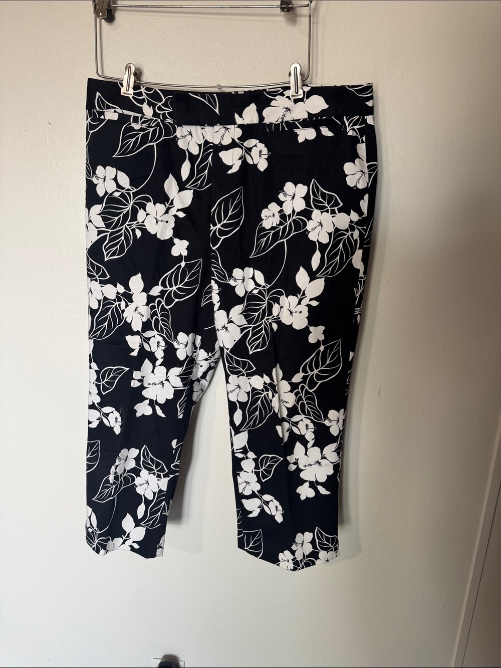 Chaps Black & White Floral Cropped Pants